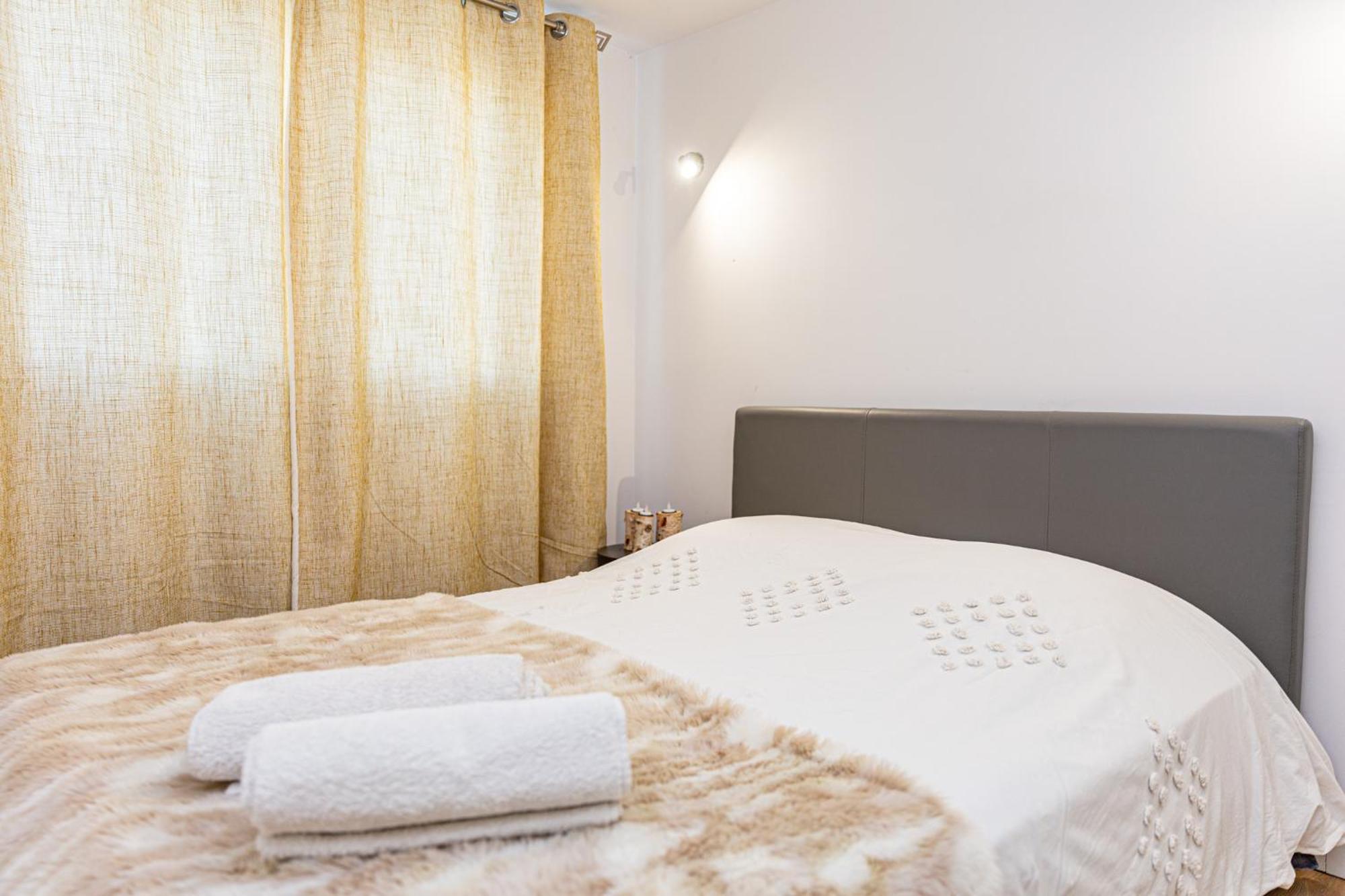 La Nuit Etoilee Aparthotel Saint-Martin-de-Crau Eksteriør bilde